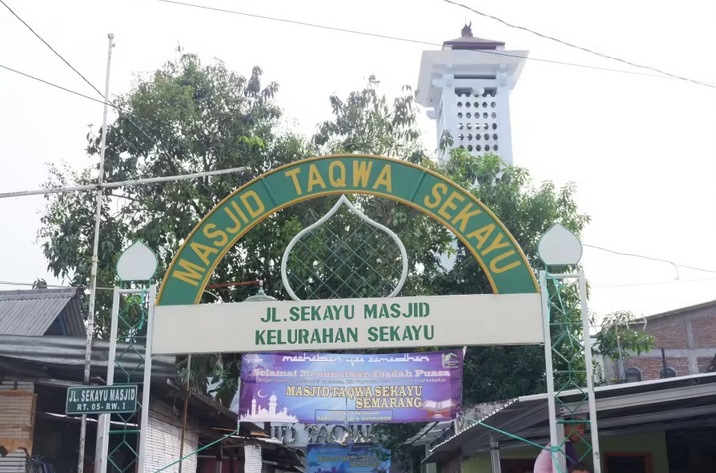 Masjid Sekayu yang Tetap Berdiri di Tengah Permukiman Padat