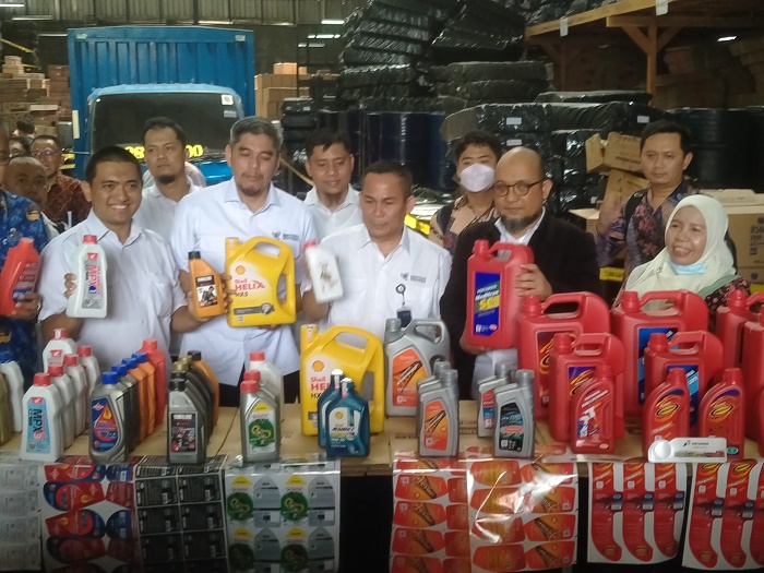 Kemendag Bongkar Pabrik Pemalsu Oli Kemasan di Kota Tangerang