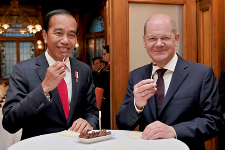 Momen Jokowi Ditemani Kanselir Jerman Buka Puasa dengan Kurma