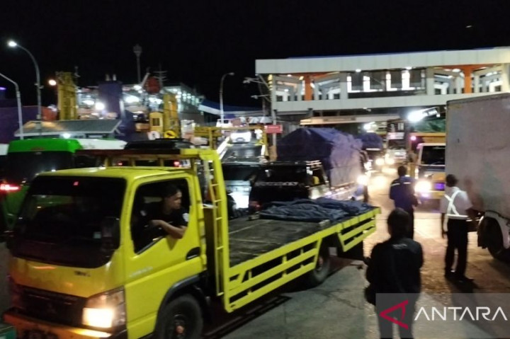 Pelabuhan Bakauheni Makin Padat di Malam Hari
