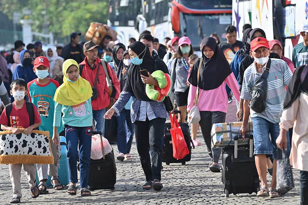Para pemudik lebaran 2023 yang diberangkatkan secara gratis oleh Pemprov DKI. Foto: AFP PHOTO/Adek Berry