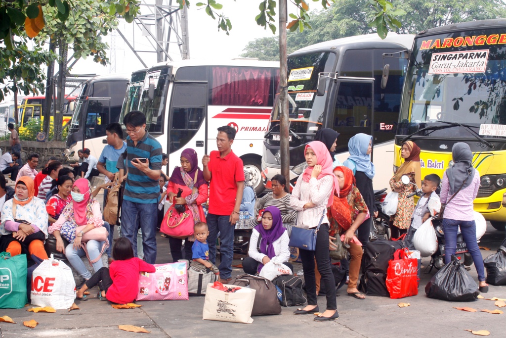 Mudik jalur darat menggunakan bus menjadi kendaraan favorit warga menuju kampung halaman. Ilustrasi: MI/Bary Fathahillah.