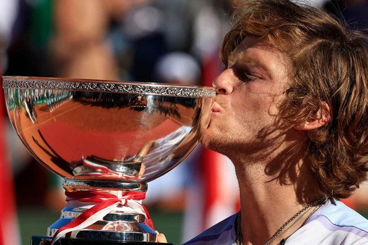 Foto Terpopuler: Rublev Juara Monte Carlo Masters hingga DKI Berangkatkan Pemudik Gratis