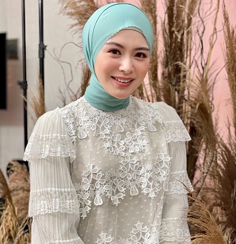 5 Gaya Busana Hijab Ayana Moon, Bisa Jadi Inspirasi Outfit untuk Lebaran