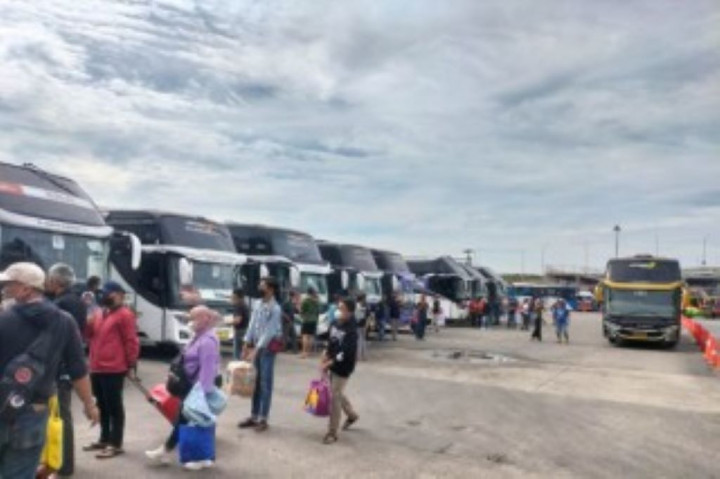 Kolinlamil TNI AL Berangkatkan 12 Bus Mudik bagi Prajurit dan Keluarga