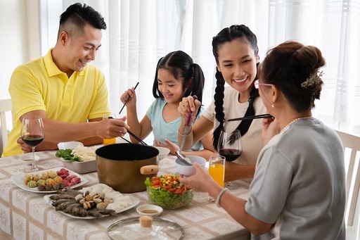 Atur waktu makan dengan seluruh keluarga. (Foto: Ilustrasi. Dok. Freepik.com)