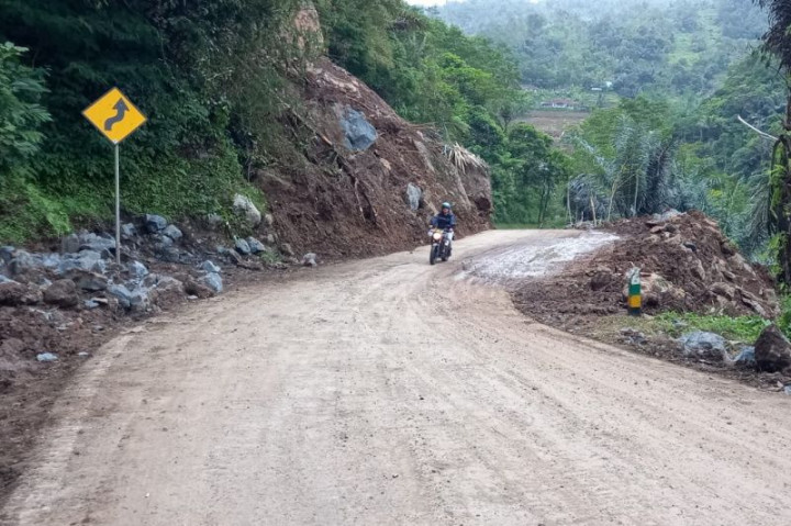 Sepekan Tertutup Longsoran Batu, Jalur Talegong Garut Kembali Bisa Dilalui