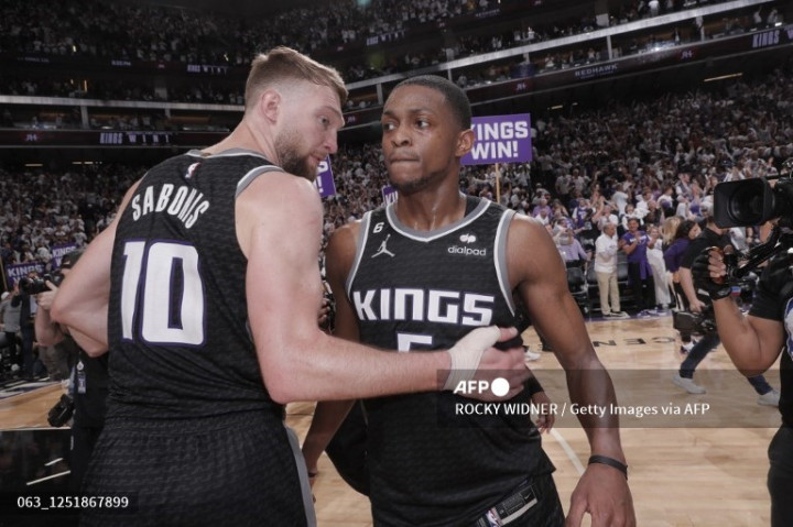 Playoff NBA: Kings Unggul 2-0 atas Warriors