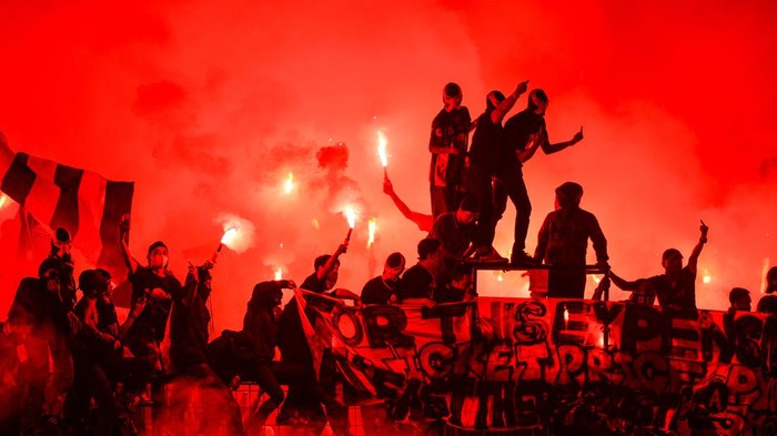 Stadion Gelora Bandung Lautan Api dipenuhi flare (Antara/Raisan Al Farisi)