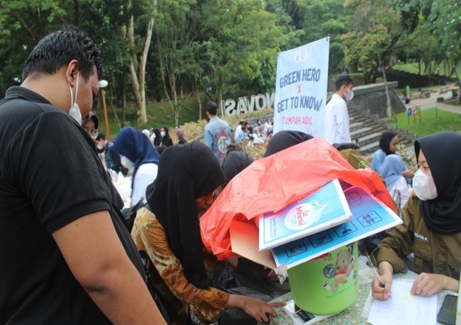 Mahasiswa IPB Gelar 'Tumpah Adil', Tukar Sampah Jadi Takjil