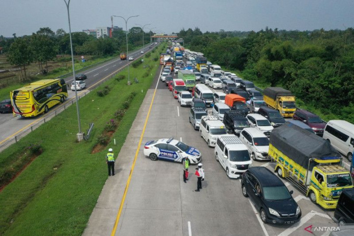 <i>One Way</i> Mulai KM 72 Cipali Diterapkan hingga Tengah Malam