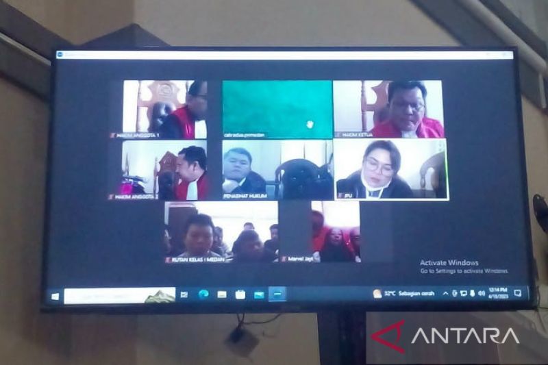 Sebanyak 15 operator judi online mendengarkan putusan melalui virtual di Pengadilan Negeri Medan, Sumatera Utara, Selasa (18/4/2023). ANTARA/M. Sahbainy Nasution