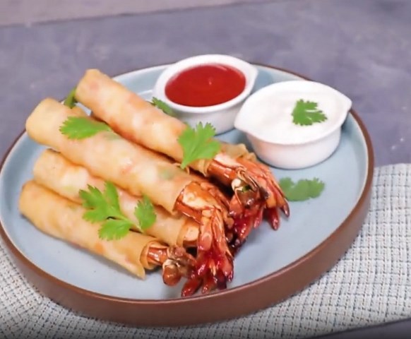Buat sendiri prawn spring rolls yang bisa jadi camilan di Lebaran nanti. (Foto: Dok. Endeus TV)