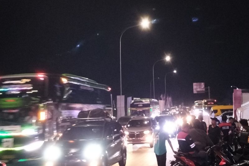 Suasana sejumlah pengendara roda empat saat keluar dari area Pelabuhan Bakauheni. ANTARA/Riadi Gunawan