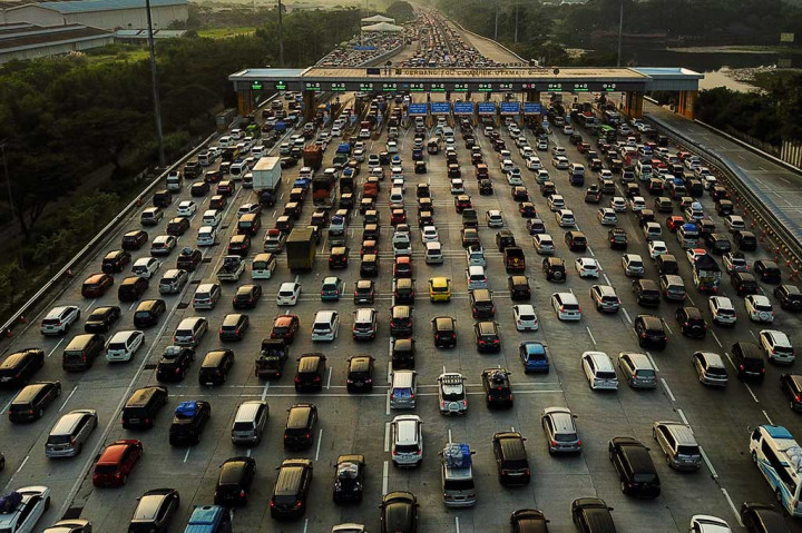 Potret Kepadatan Kendaraan di Gerbang Tol Cikampek Utama