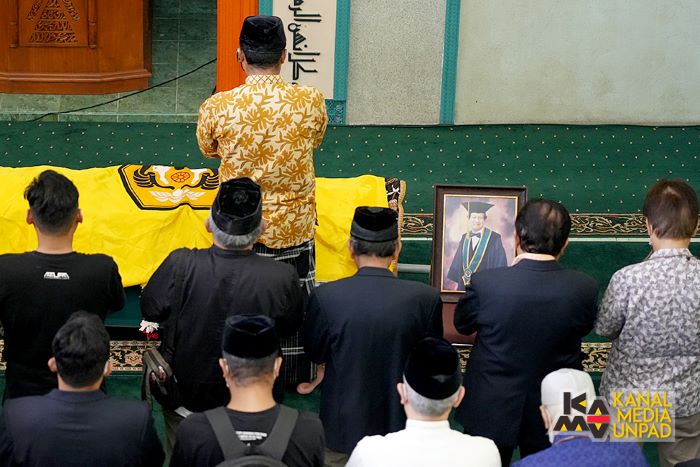 Jenazah guru besar Unpad, Prof. Hadiman saat disalatkan. Foto: Unpad