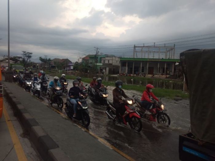 Banjir Rob Hambat Perjalanan Pemudik di Jalur Pantura Demak