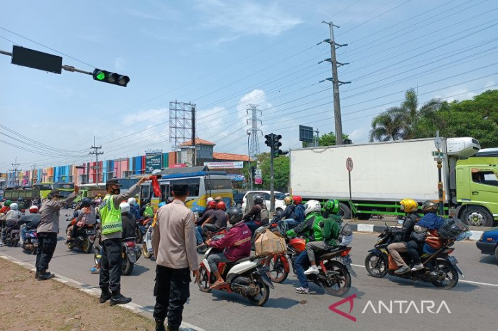 Jalur Arteri Cirebon Dipadati Kendaraan Pemudik