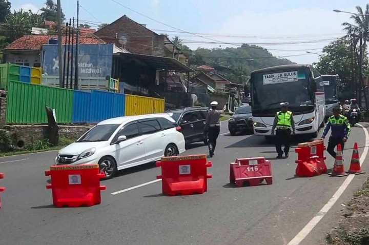 Urai Macet, Polisi Berlakukan Buka Tutup di Jalur Nagreg