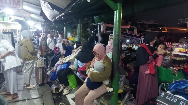 Ratusan Pemudik Terlantar di Terminal Bekasi
