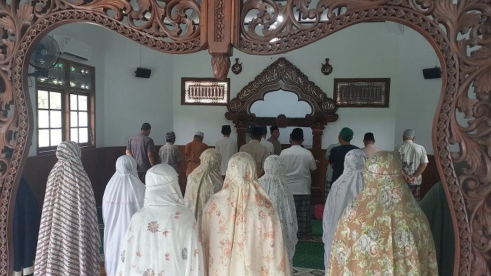 Warga Jepara Salat dan Amati Gerhana Matahari