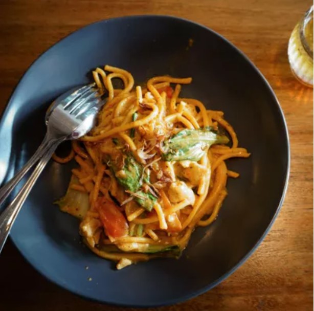 Berikut resep untuk membuat Mi Gomak khas Medan untuk santapan Lebaran. (Foto: Dok. Endeus TV)