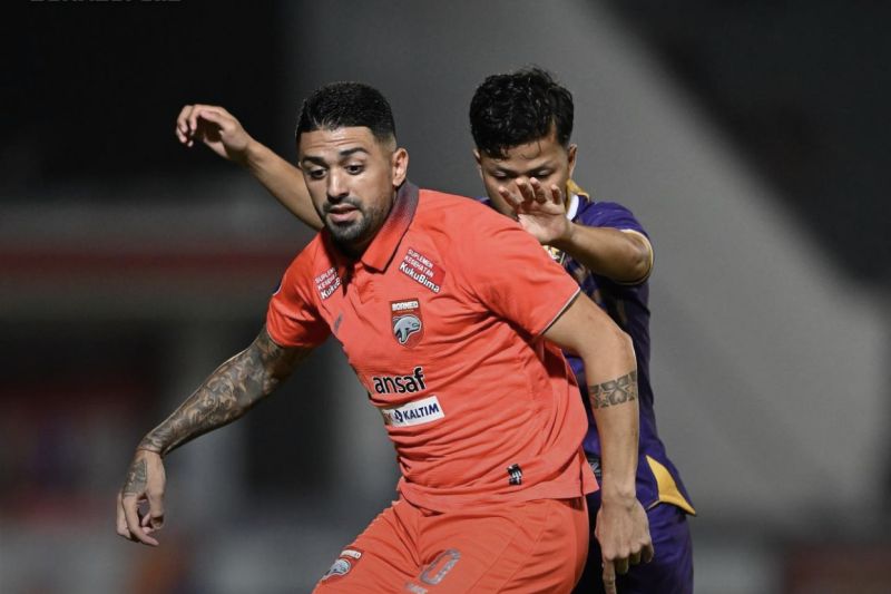 Gelandang Borneo FC Jonathan Bustos mendapatkan pengalawan ketat pemain Persik Kediri (Foto: Media Officer Borneo FC)