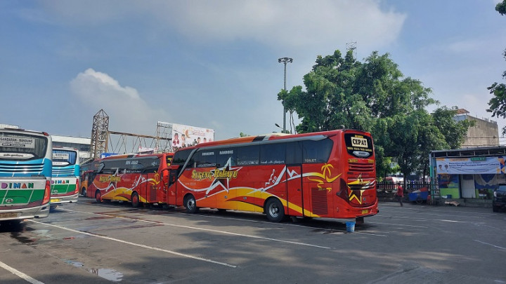 Aktvitas Penumpang di Terminal Cicaheum Bandung Lengang