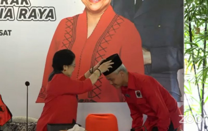 Ditetapkan Sebagai Capres, Megawati Pakaikan Kopiah Ke Ganjar