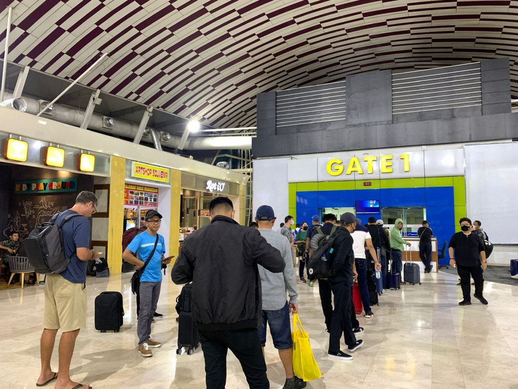 Penumpang di Bandara International Sultan Hasanuddin tengah mengantri. Dokumentasi/ Istimewa.
