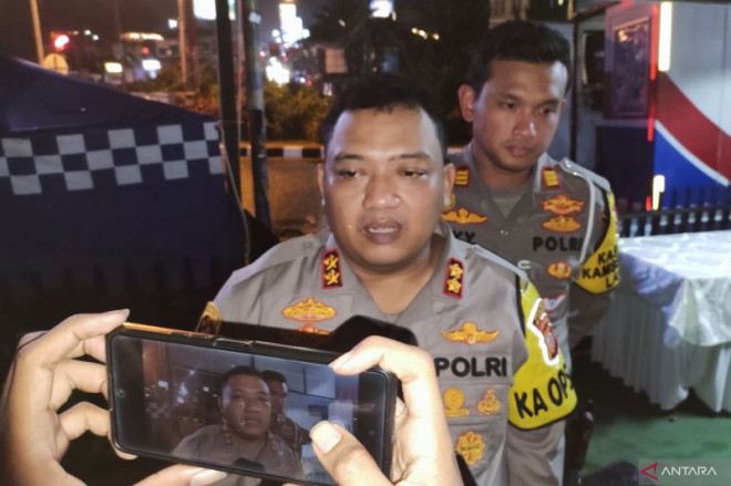 Kapolres Bogor, AKBP Iman Imanuddin di Pos Pengamanan Simpang Gadog, Ciawi, Kabupaten Bogor, Jawa Barat, Jumat (21/4/2023). (ANTARA/M Fikri Setiawan)