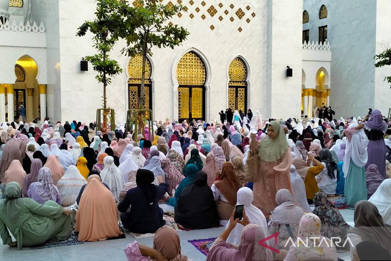 Presiden Jokowi bersama Gubernur Ganjar Salat Id di Masjid Sheikh Zayed