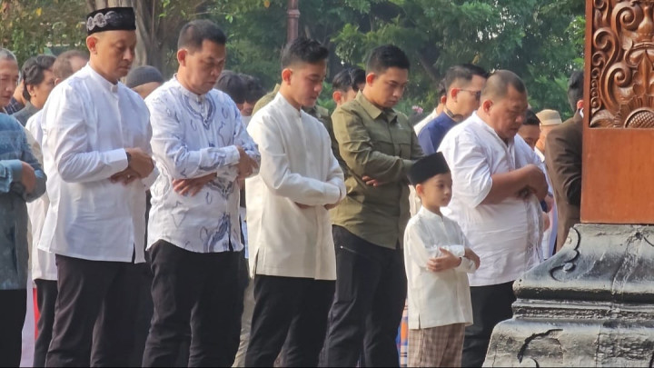 Jokowi Salat Id di Masjid Sheikh Zayed, Gibran Pilih di Balai Kota