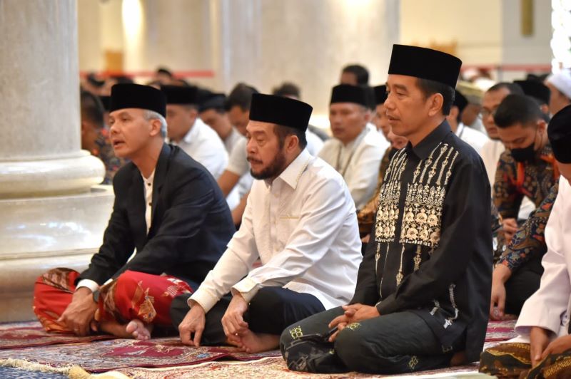 Jokowi, Ganjar, dan Ketua MK Salat Idulfitri Bersama di Masjid Sheikh Zayed