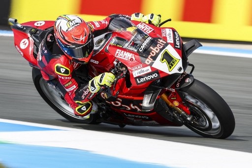 Alvaro Bautista Pertahankan Posisi Terdepan di FP 1 dan 2 WSBK Assen