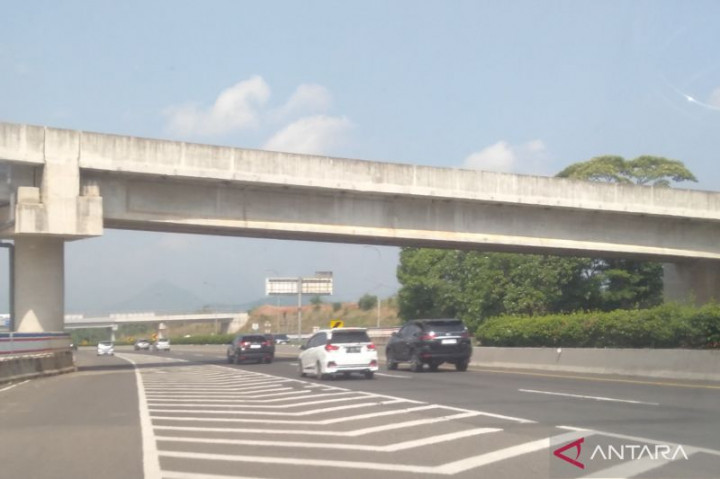Arus Kendaraan Tol Japek ke Cipularang Ramai Lancar