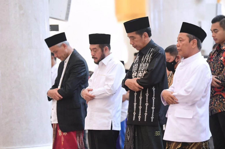 Jokowi dan Ganjar Salat Id di Masjid Sheikh Zayed Solo
