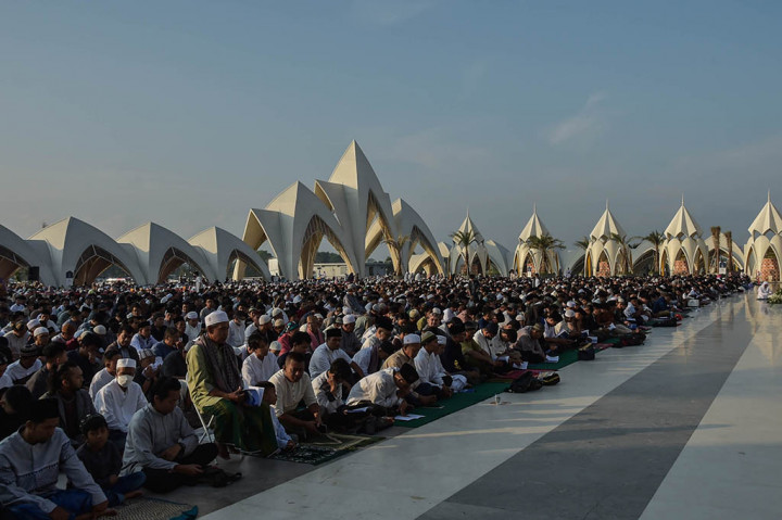 Ribuan Warga Bandung Laksanakan Salat Id di Masjid Al Jabbar