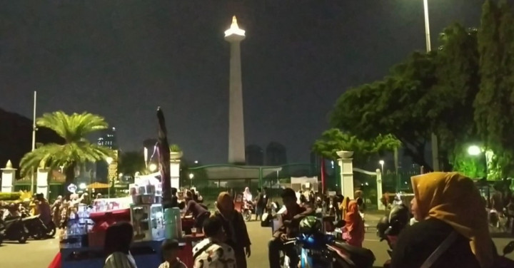 Monas Tetap Ramai Dikunjungi Warga Meski Tutup di Hari Pertama Lebaran