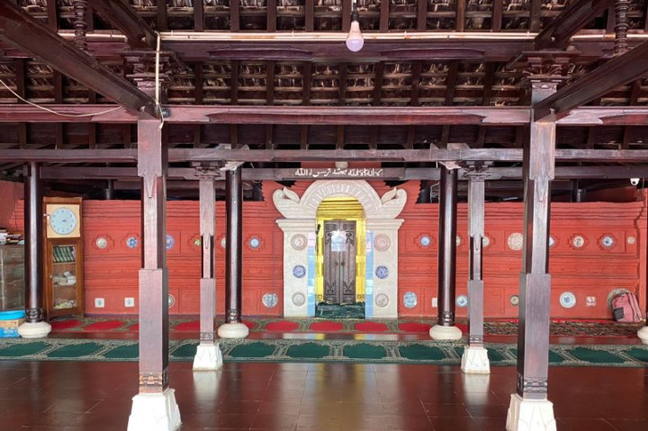 Pesona Arsitektur Masjid Merah di Cirebon