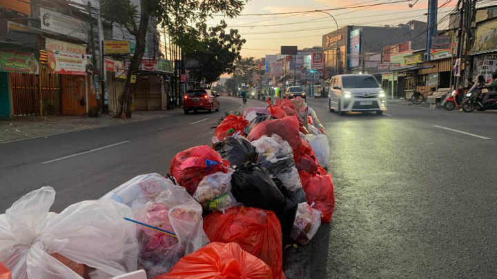 Parah! Warga Buang Sampah di Tepi Jalan Ciledug Raya