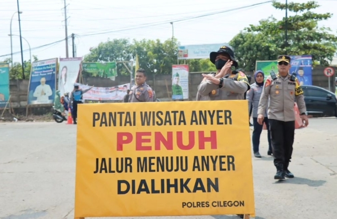 Pengunjung Membeludak, Pantai Anyer Ditutup