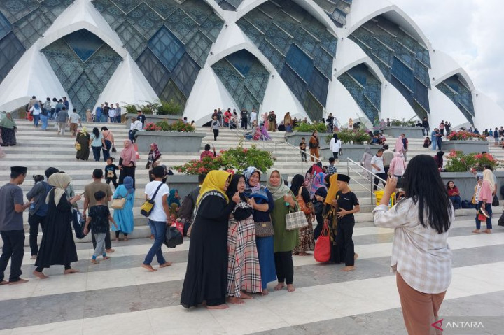 Libur Lebaran, Masjid Al-Jabbar Diserbu Wisatawan Luar Daerah
