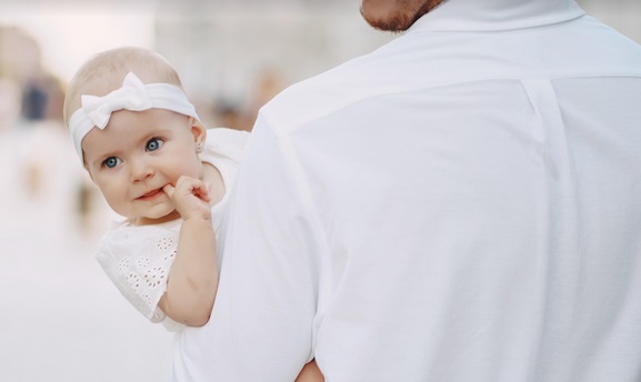 Bolehkah Salat sambil Menggendong Anak? Begini Hukumnya dalam Islam