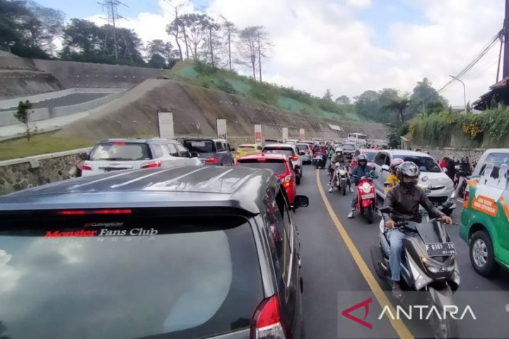 Macet Belasan Kilometer, Kendaraan di Puncak Terjebak Hingga 8 Jam