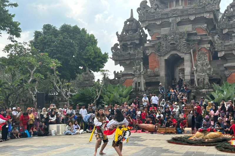 H+1 Lebaran, Puluhan Ribu Pengunjung Memadati TMII