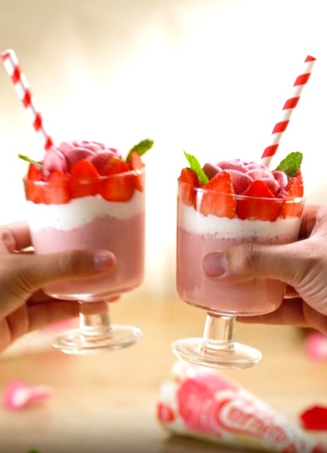 Buat kudapan segar strawberry tree cheesecake ya, dijamin semuanya pasti suka. (Foto: Dok. Endeus TV)