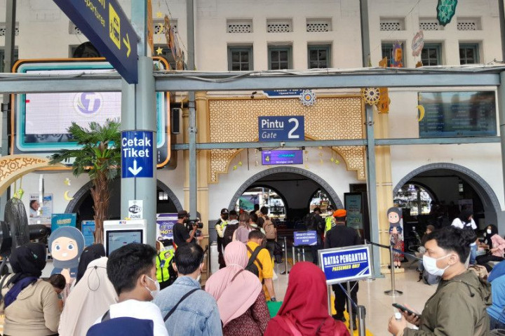 H+3 Lebaran, Stasiun Pasar Senen Masih Padat Pemudik