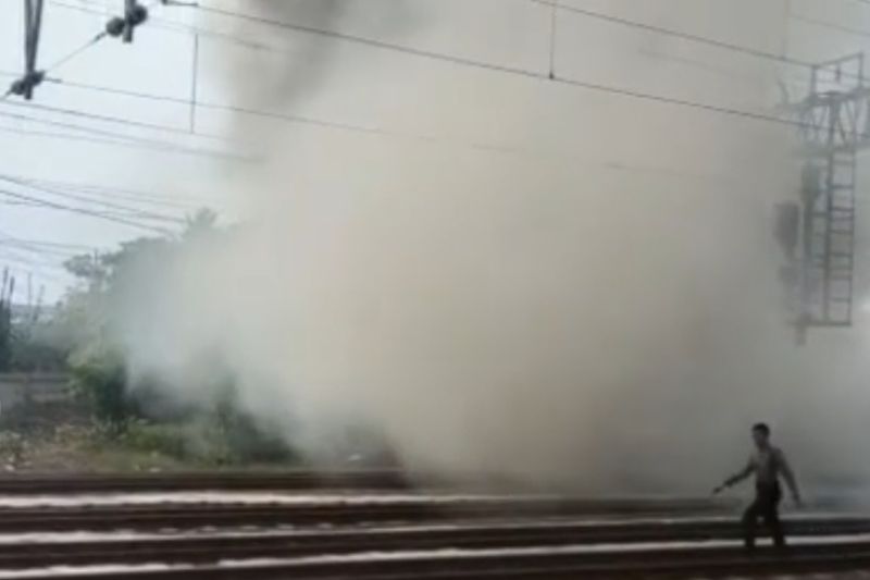 Kebakaran di permukiman sisi utara Stasiun Jakarta Kota. (Branda Antara)