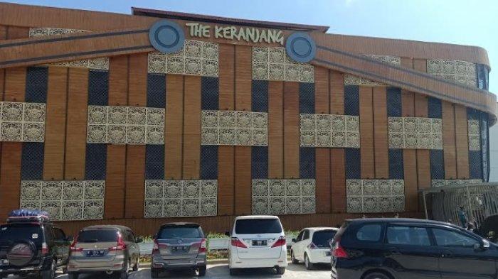 Sensasi Berbelanja Sambil Melihat Pelukis Baju Barong Bali